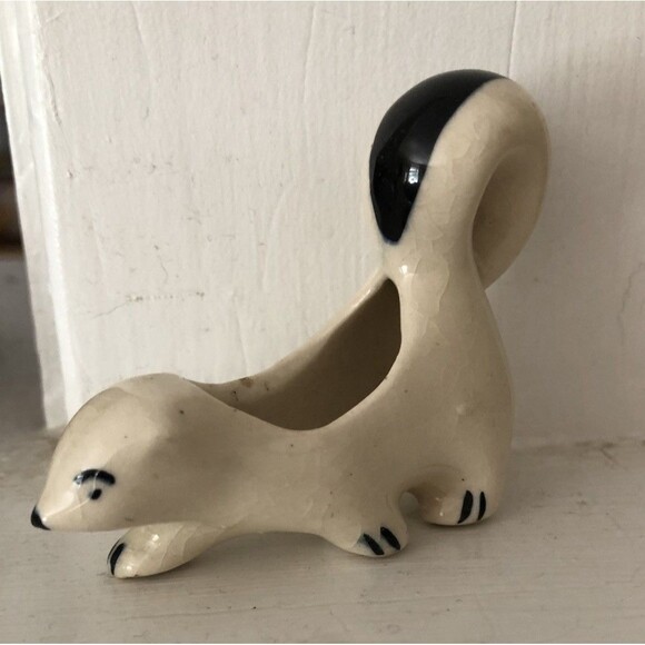 VINTAGE RIO HONDO CALIFORNIA ART POTTERY MINIATURE WALKING SKUNK 2.5" PLANTER - Picture 1 of 7